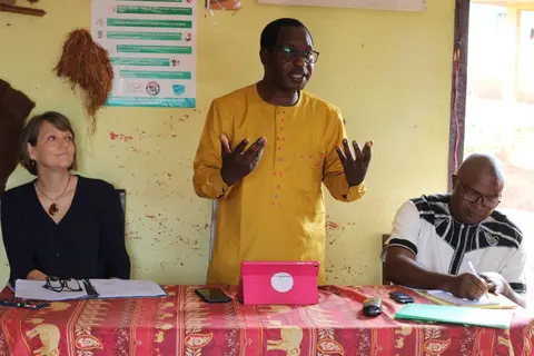 Linette à Lomié dans le Bureau de l'ASTRADHE siege dACADELAN-CID